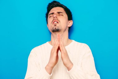 Stüdyo arka plandaki adam