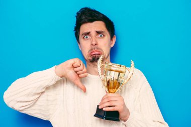 Altın kadehli bir adam