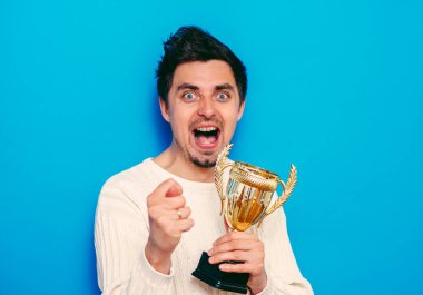 Altın kadehli bir adam