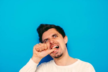 Adam tırnaklarını yiyor.