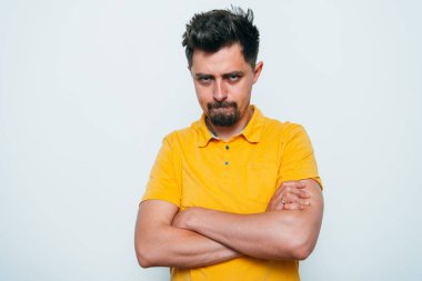 Kollarını kavuşturmuş bir adamın portresi.