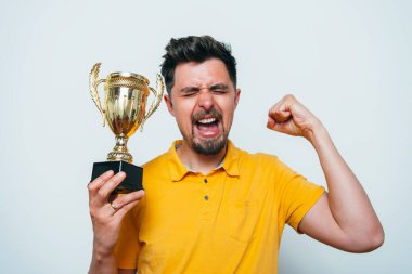 Altın kadehli bir adam