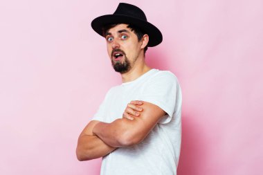 Kollarını kavuşturmuş bir adamın portresi.