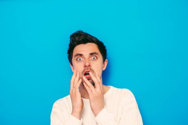 Adam korkudan korkuyor.