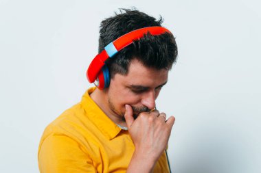 Stüdyo arka plandaki adam