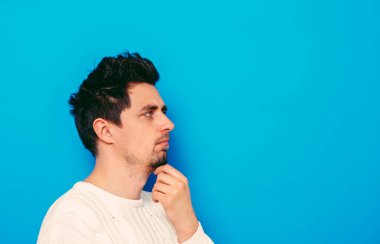 Stüdyo arka plandaki adam