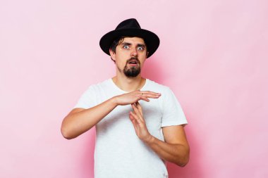 Bir adam ellerini gösterir Mola durdurur.