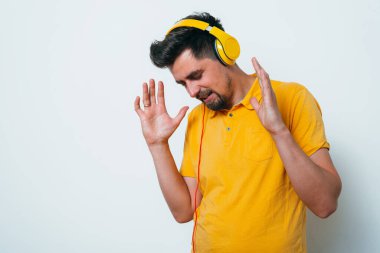 Stüdyo arka plandaki adam