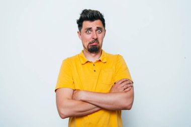 Kollarını kavuşturmuş bir adamın portresi.