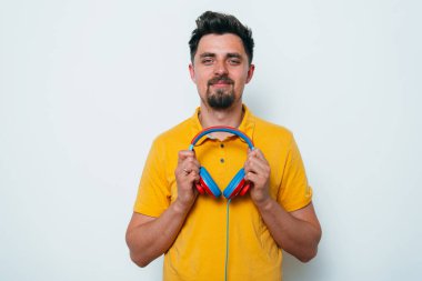 Stüdyo arka plandaki adam