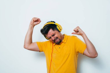 Stüdyo arka plandaki adam