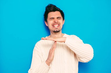 Bir adam ellerini gösterir Mola durdurur.