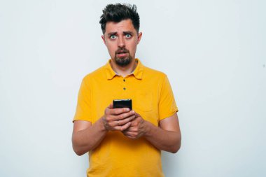 Akıllı telefonu olan bir adam.