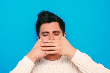 Adam ağzını kapatır.