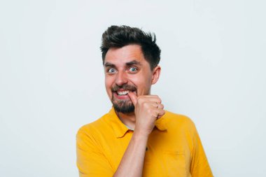 Adam tırnaklarını yiyor.