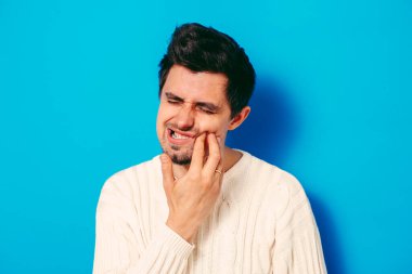 Stüdyo arka plandaki adam