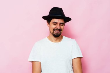 Adam gülümsüyor. Stüdyo fotoğrafı