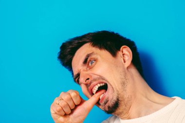 Adam tırnaklarını yiyor.