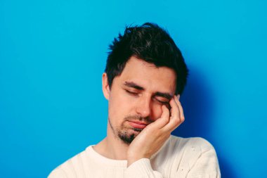 Stüdyo arka plandaki adam