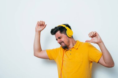 Stüdyo arka plandaki adam