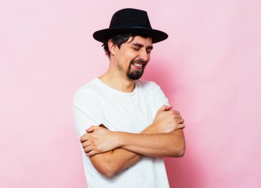 Kollarını kavuşturmuş bir adamın portresi.