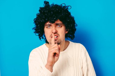 Adam parmağını onun dudaklarına koydu.