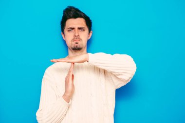 Bir adam ellerini gösterir Mola durdurur.