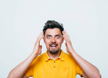 Stüdyo arka plandaki adam