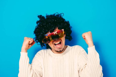 Gözlüklü ve peruklu komik inek..