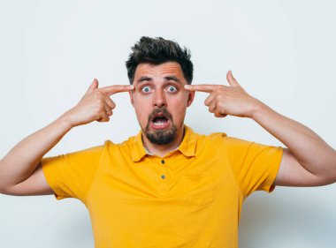 Parmağıyla şakağına dokunan öfkeli bir adamın yakın plan portresi. Delirdin mi sen??