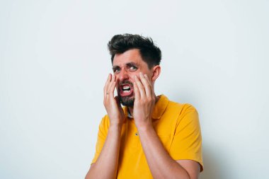 Adam korkudan korkuyor.