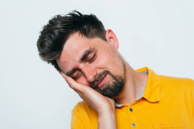 Stüdyo arka plandaki adam