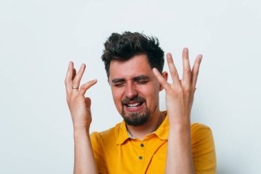 Neşeli, çok mutlu bir adam.