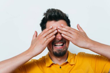 Erkekler gözlerini onun elleriyle kapatır.