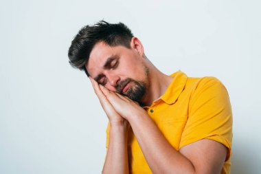 Stüdyo arka plandaki adam