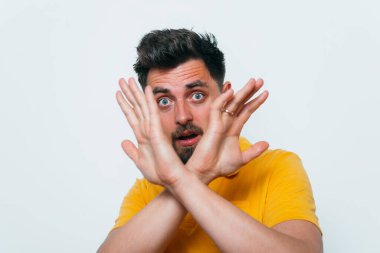 Adam korkudan korkuyor.