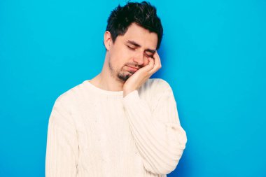 Stüdyo arka plandaki adam