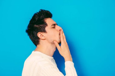 Stüdyo arka plandaki adam