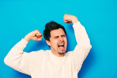 Neşeli, çok mutlu bir adam.