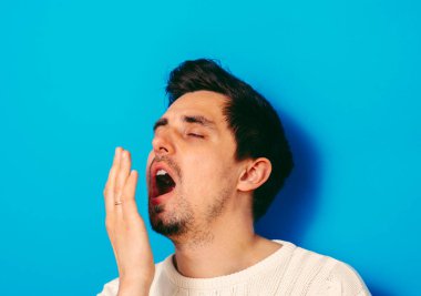 Stüdyo arka plandaki adam