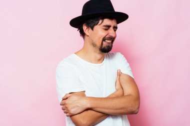 Kollarını kavuşturmuş bir adamın portresi.