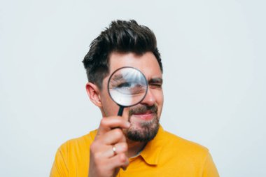 Elinde büyüteç olan adam.