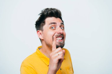 Adam parmağını onun dudaklarına koydu.