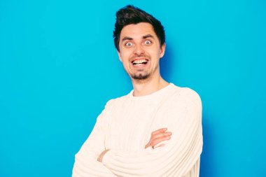 Kollarını kavuşturmuş bir adamın portresi.