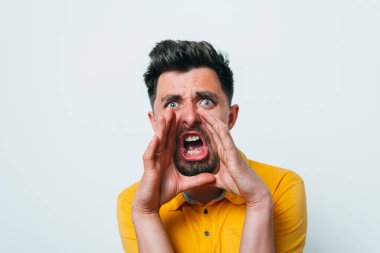 Stüdyo arka plandaki adam