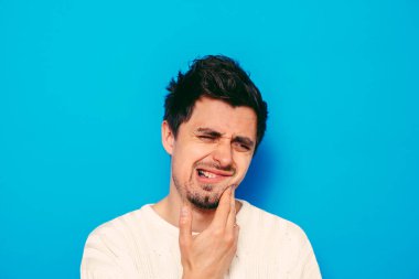 Stüdyo arka plandaki adam