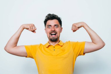 Adam ona kaslarını gösteriyor.