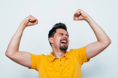 Neşeli, çok mutlu bir adam.