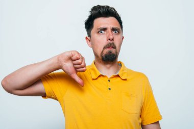 Adam baş parmak hareketi gösteriyor.