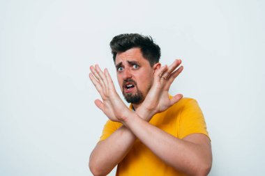 Adam korkudan korkuyor.